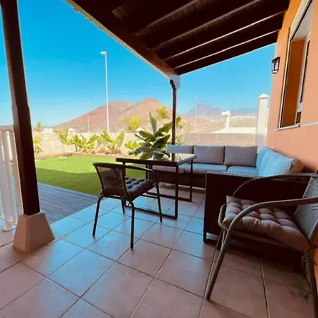 Sunny Island D1, Cristianos Feriehus Chayofa